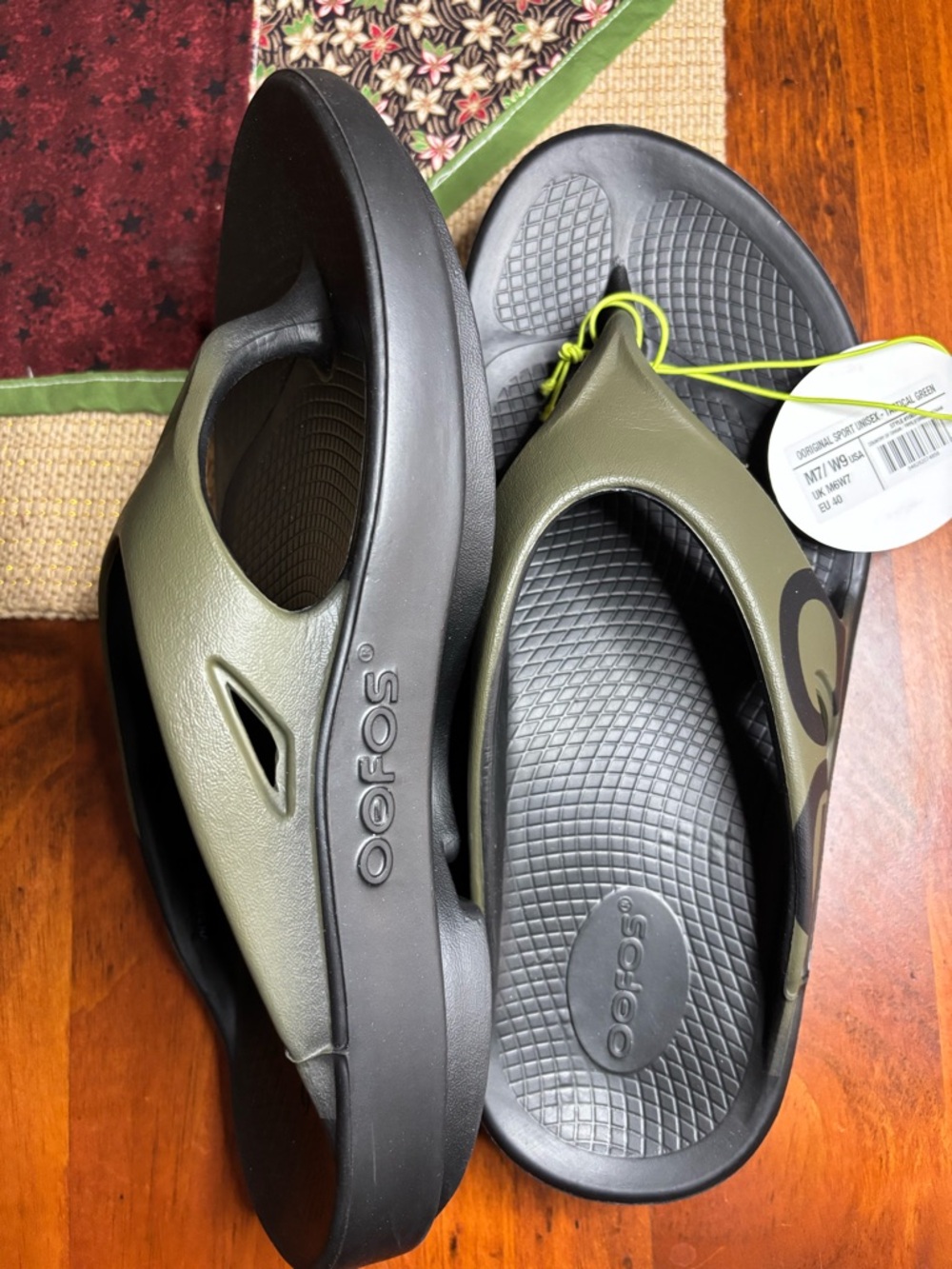 OOFOS Thong Sandals in Olive and Black. NEW
